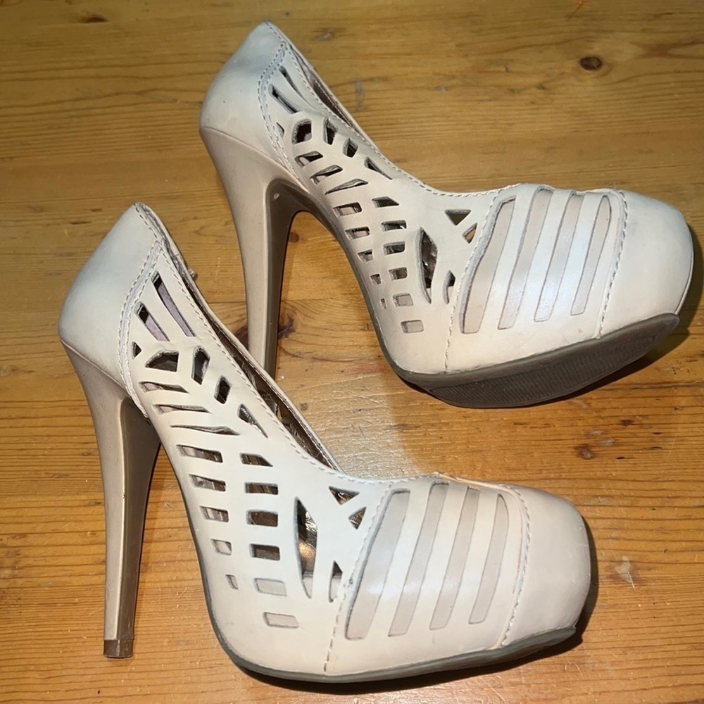 BCBGeneration Tan Heels 6B
